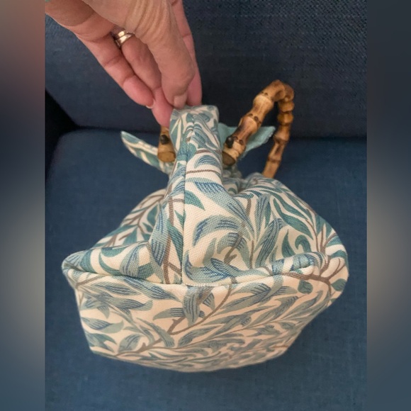 NWOT Cute Fabric Handbag with Bamboo Round Handles Cream & Blues Leaf Branches - Picture 5 of 14